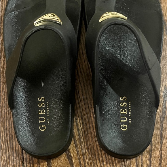 GUESS Black and Gold Gizeh Style Flip-Flops Size 8 - Picture 2 of 6